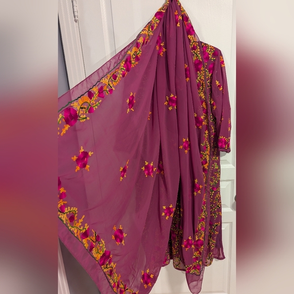 Beautiful Vintage South Asian Hand Embroidered Floral Tunic and Scarf - Picture 9 of 10